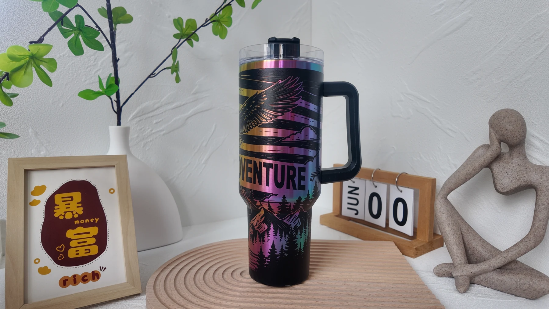 Patterned tumbler showing a decorative iridescent finish